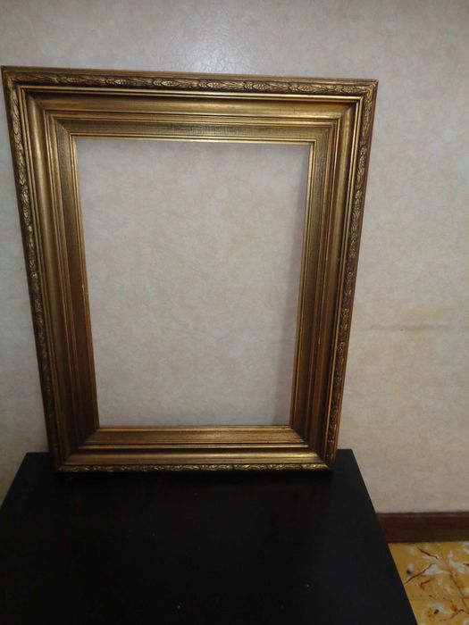 moldura dourada em madeira antiga