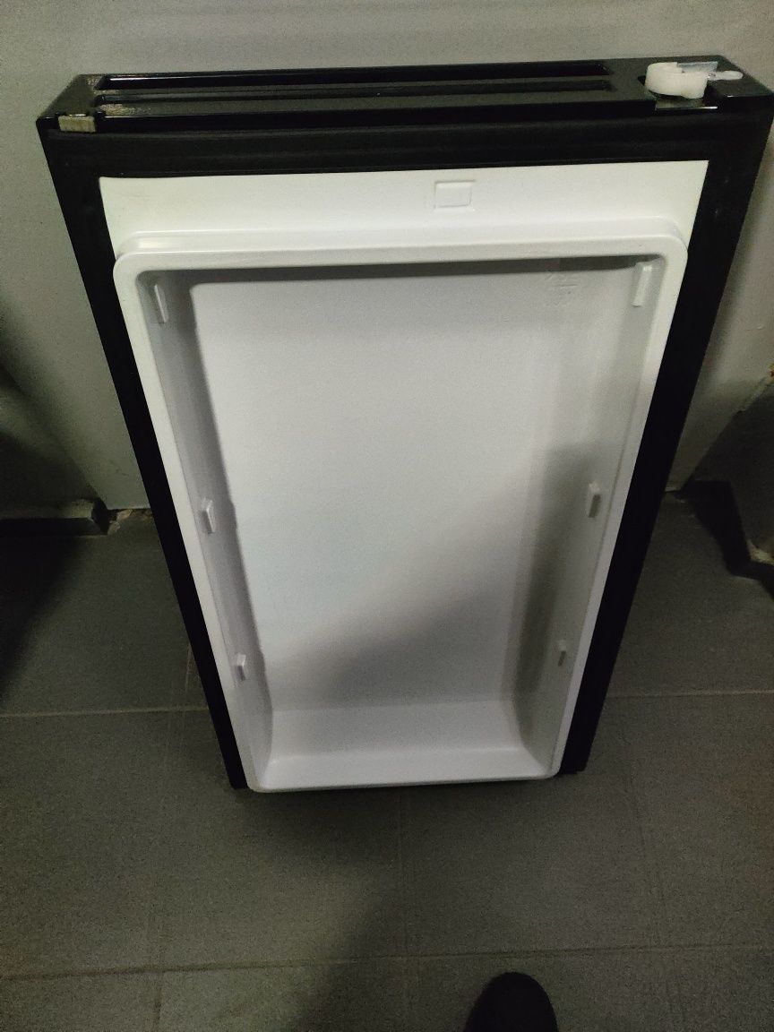 HISENSE RQ760N4AFF drzwi sprzedam
Model RQ760N4AFF, można sobi