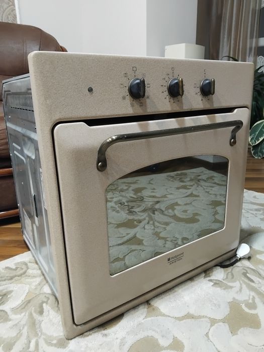 Варильна поверхня і електрична духовка Ariston