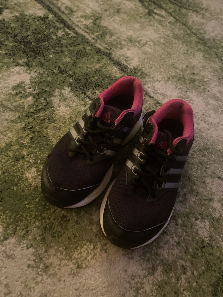 Adidasy czarno- różowe running dla kobiet