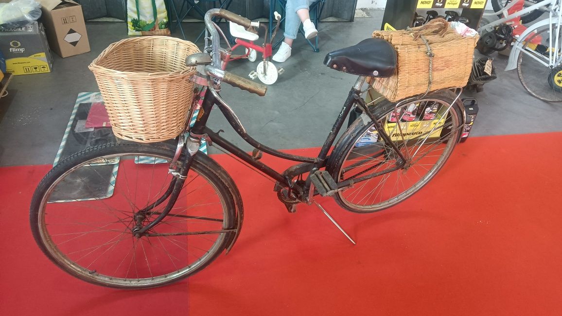 Bicicleta pasteleira de mulher antiga vintage clássica