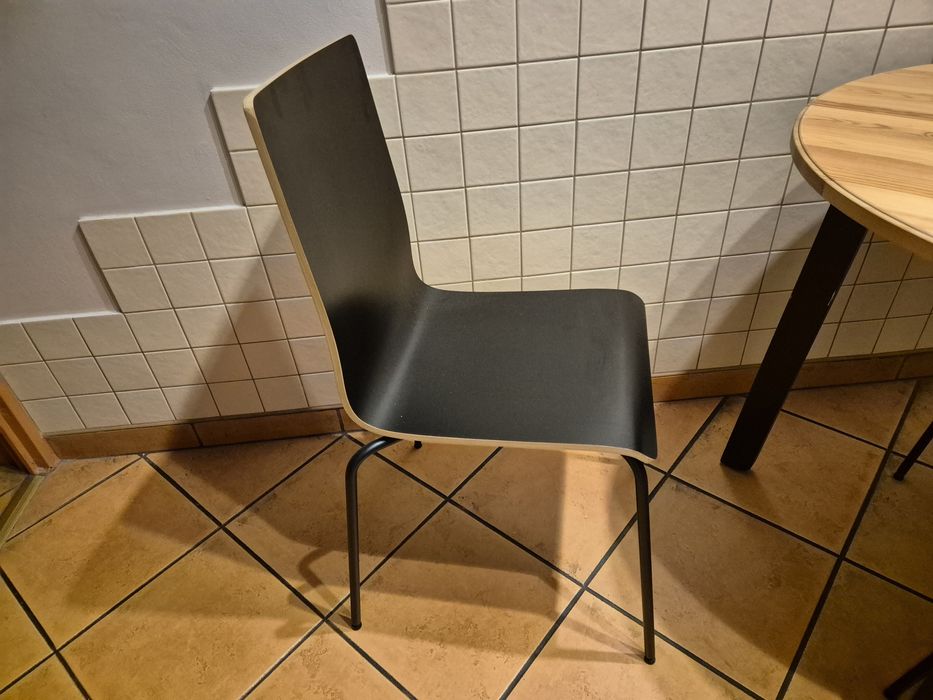 Stół kuchenny IKEA z trzema krzesłami