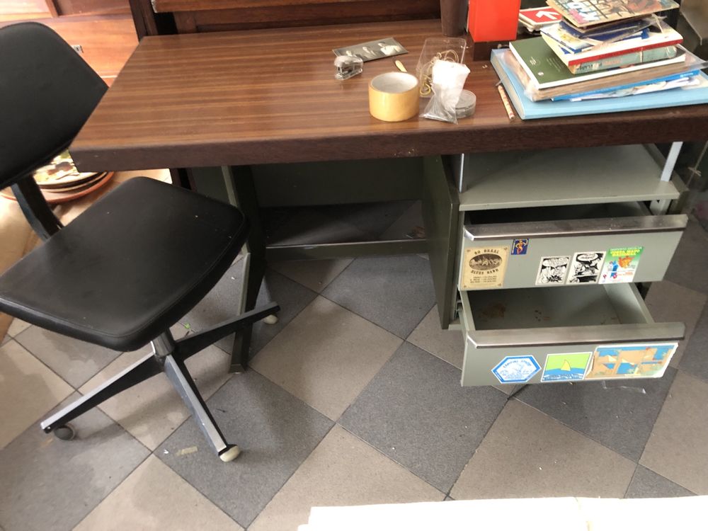 Secretaria vintage com cadeira