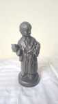 Estatueta de bronze de menino e urso de pelúcia