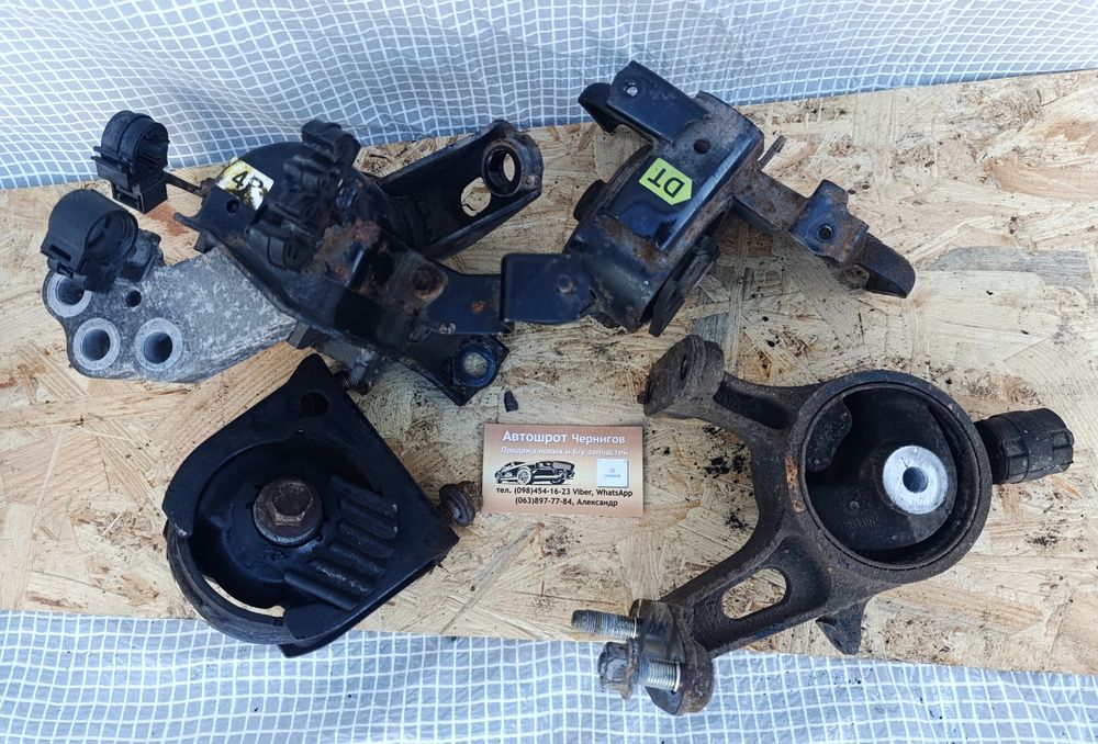 Подушка двигателя Toyota Avensis T27 2.0 D-4D подушка мкпп,  кронштейн