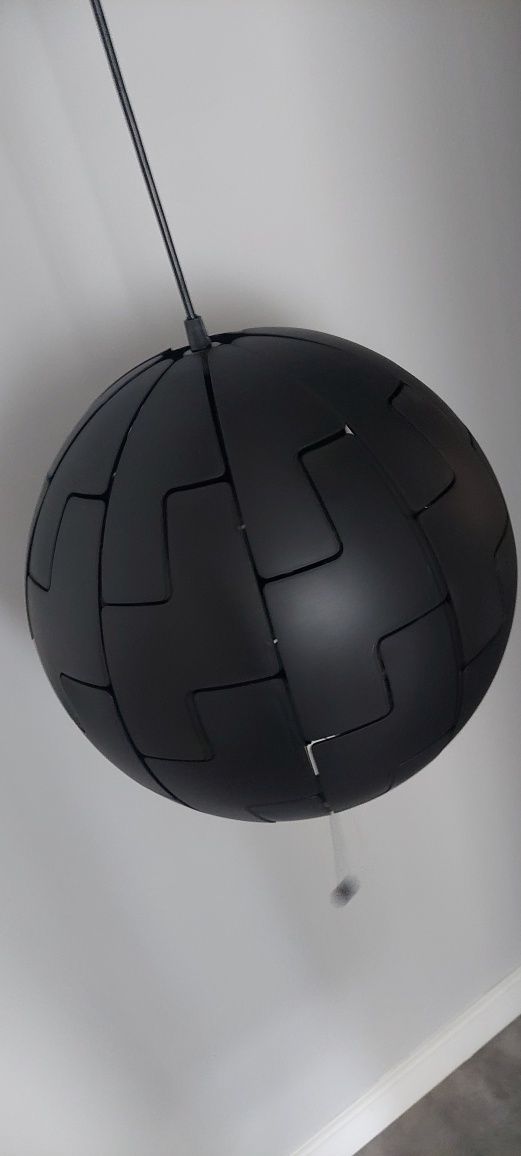 Czarna lampa wiszaca
