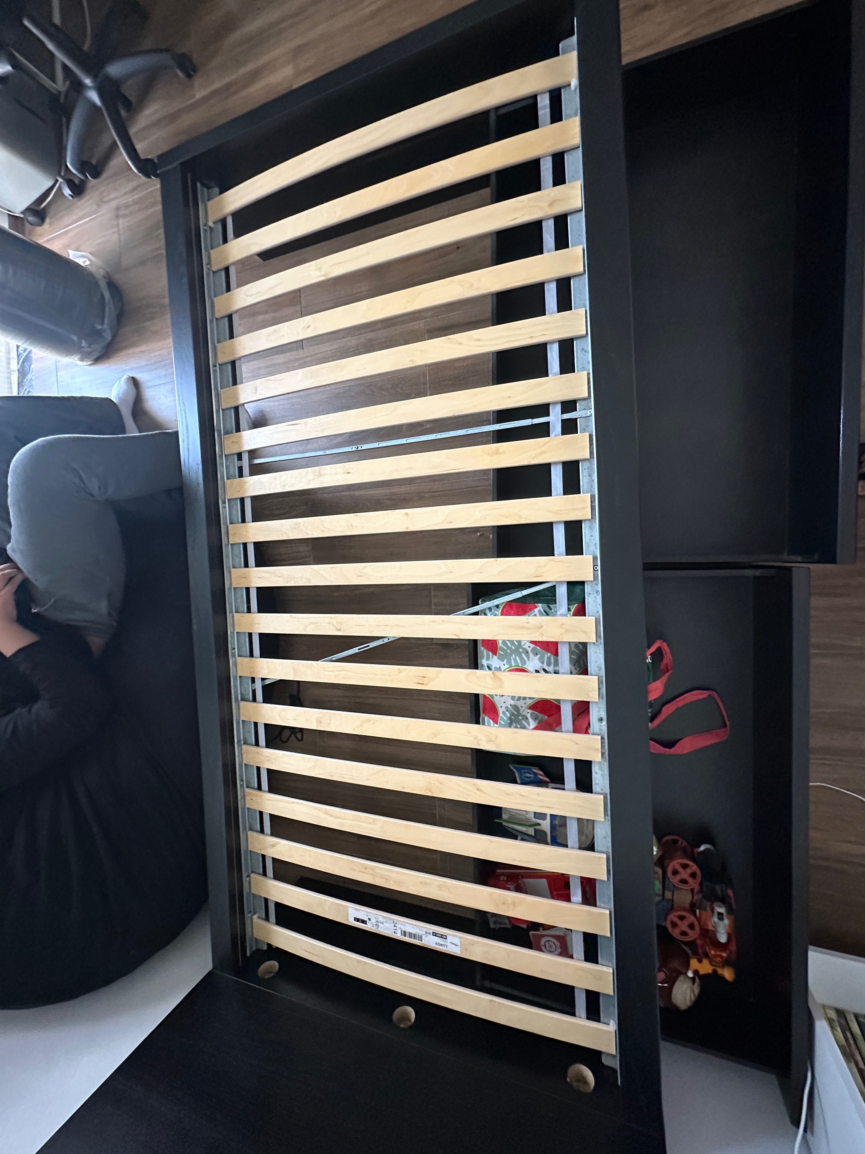 Cama solteiro Ikea Malm com gavetões e colchão em excelente estado