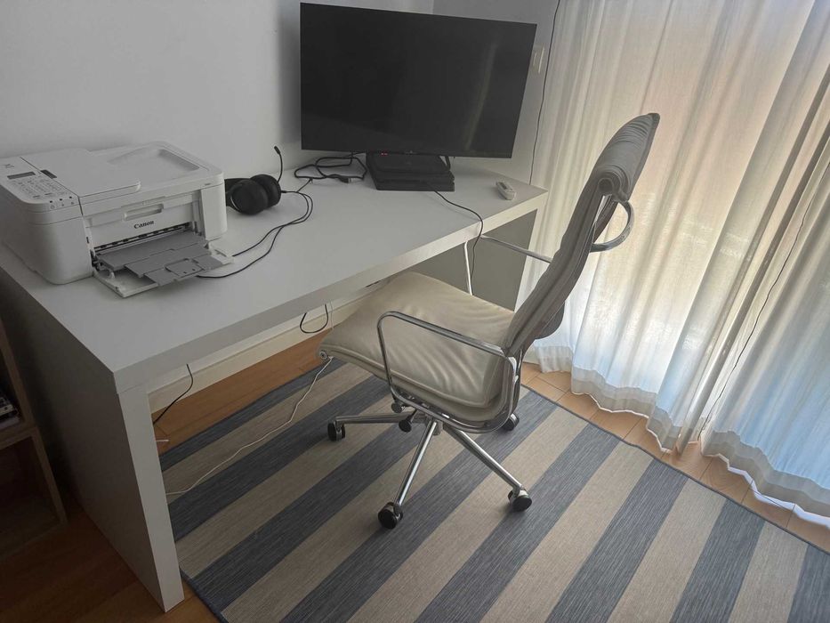 Mobilia de Quarto com Cama / Secretária / Sofá / Cadeira