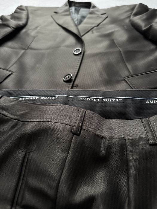 Sunset Suits Men brązowy garnitur piękny r. L i krawat