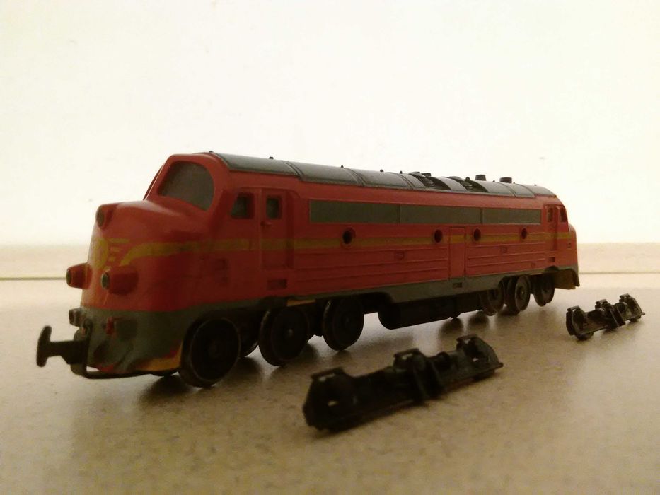 stara zabawka PRL lokomotywa spalinowa BR Gutzold Piko kolejka HO DDR