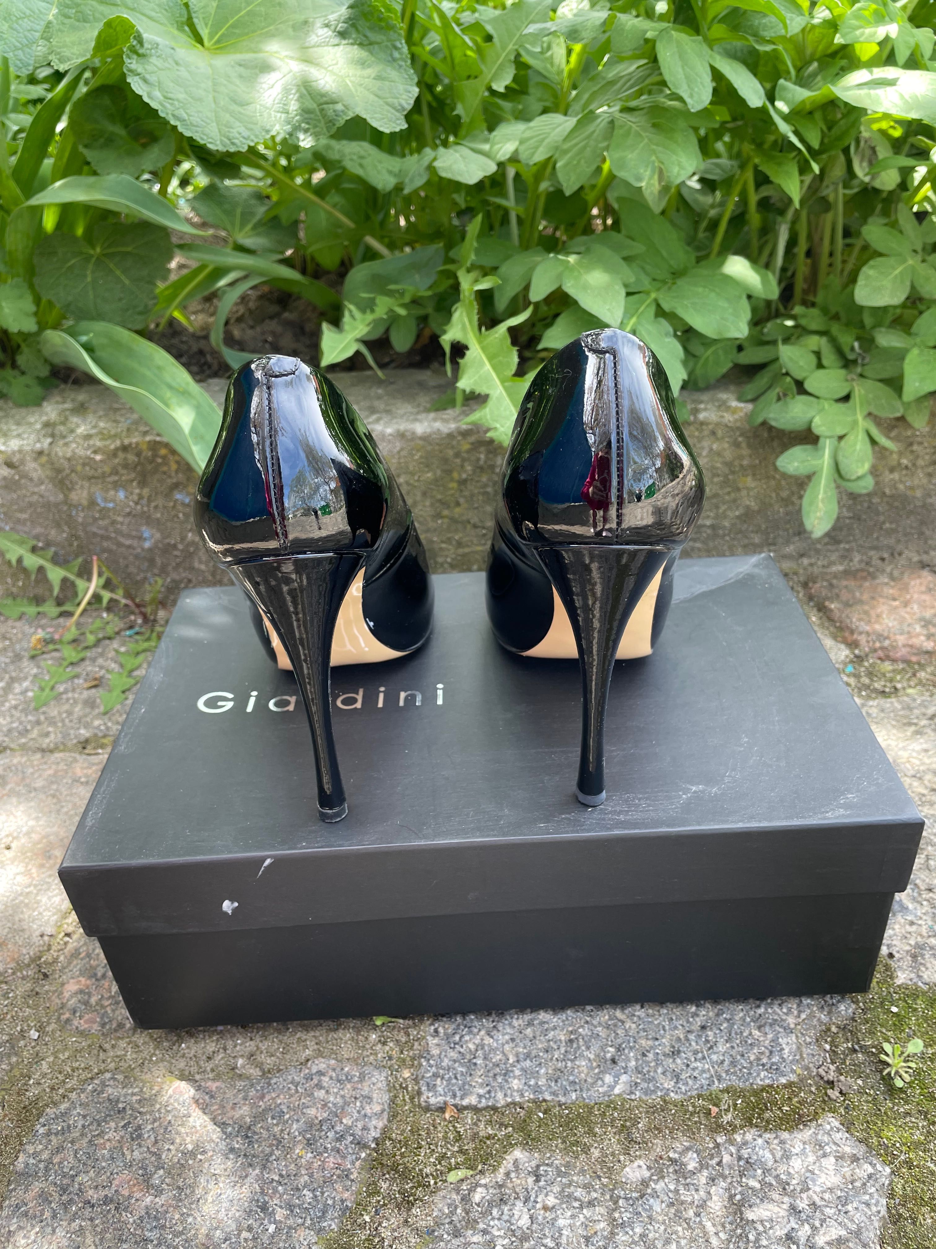 Чёрные лаковые туфли Giardini на каблуке