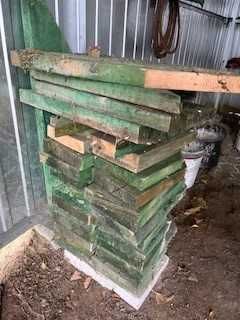 Grube ścinki z krokwi na opał