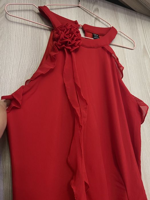 Vestido SHEIN vermelho com flor