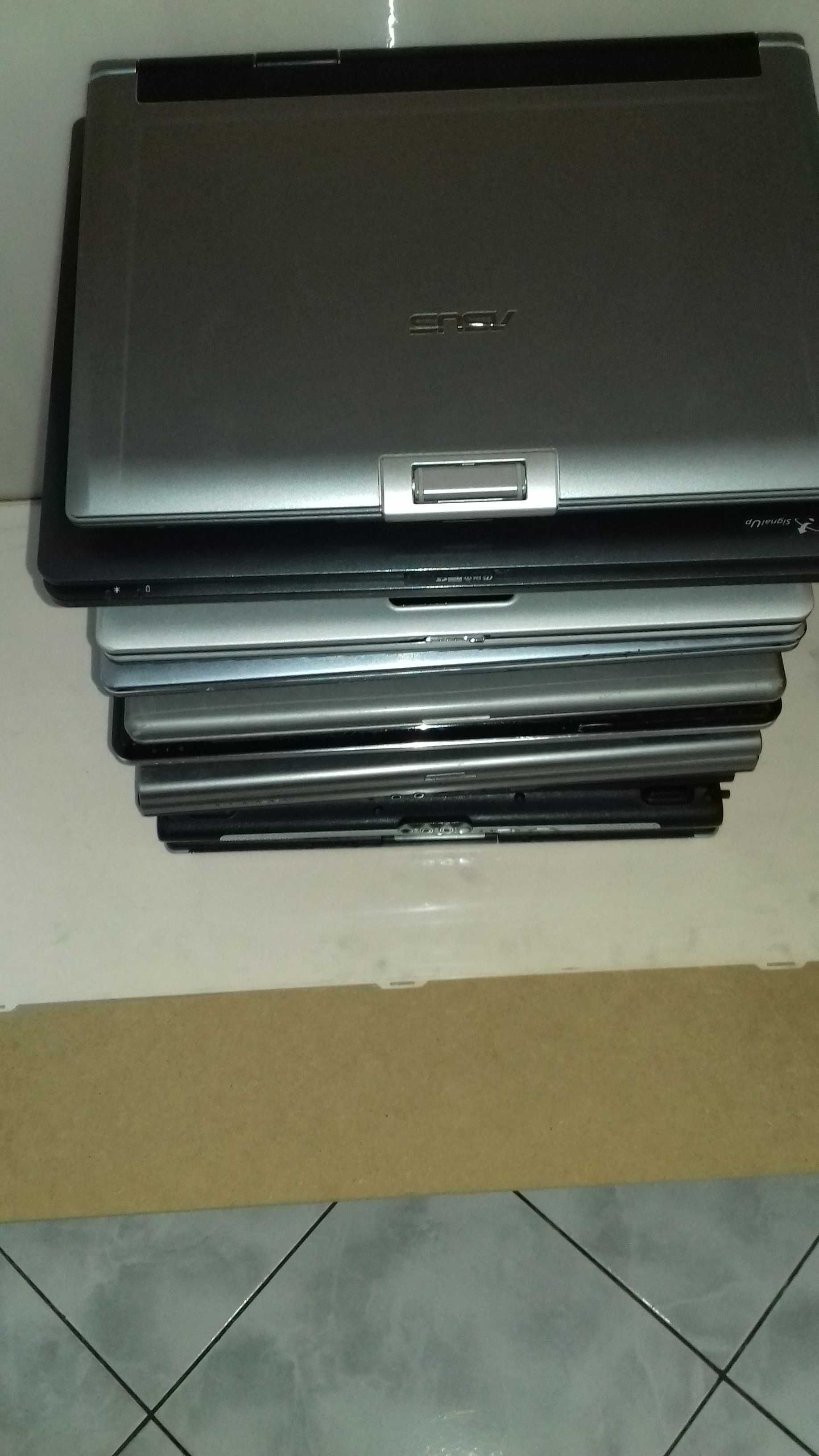 Laptopy 9 sztuk na części albo do naprawy