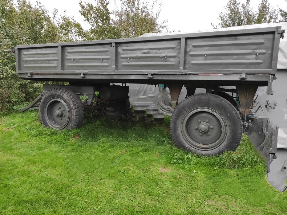 Duża porządna przyczepa rolnicza sztywna