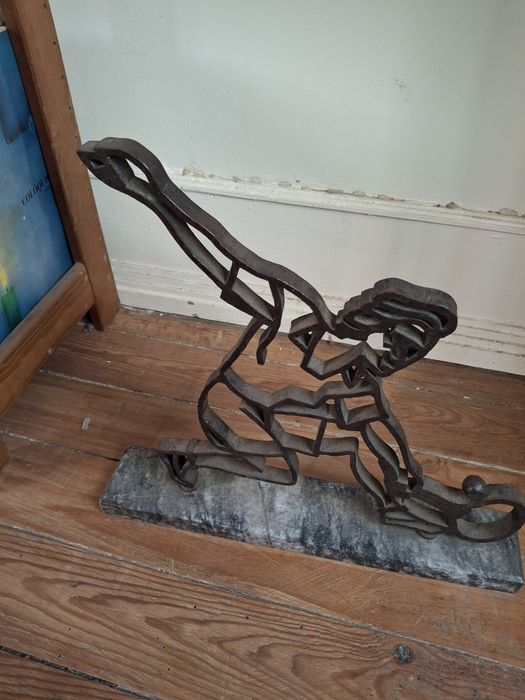 Escultura em metal antiga