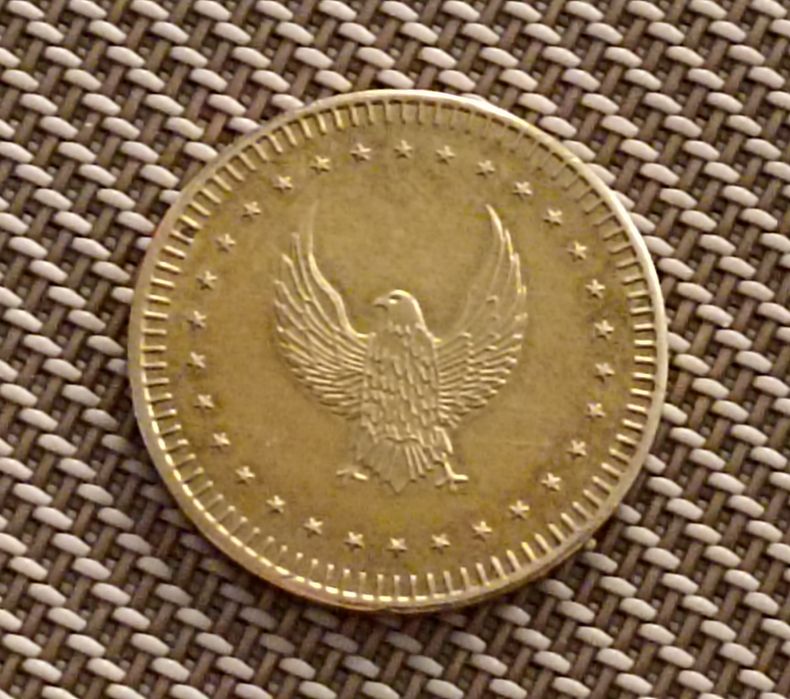 Kolekcjonerski żeton z orłem .