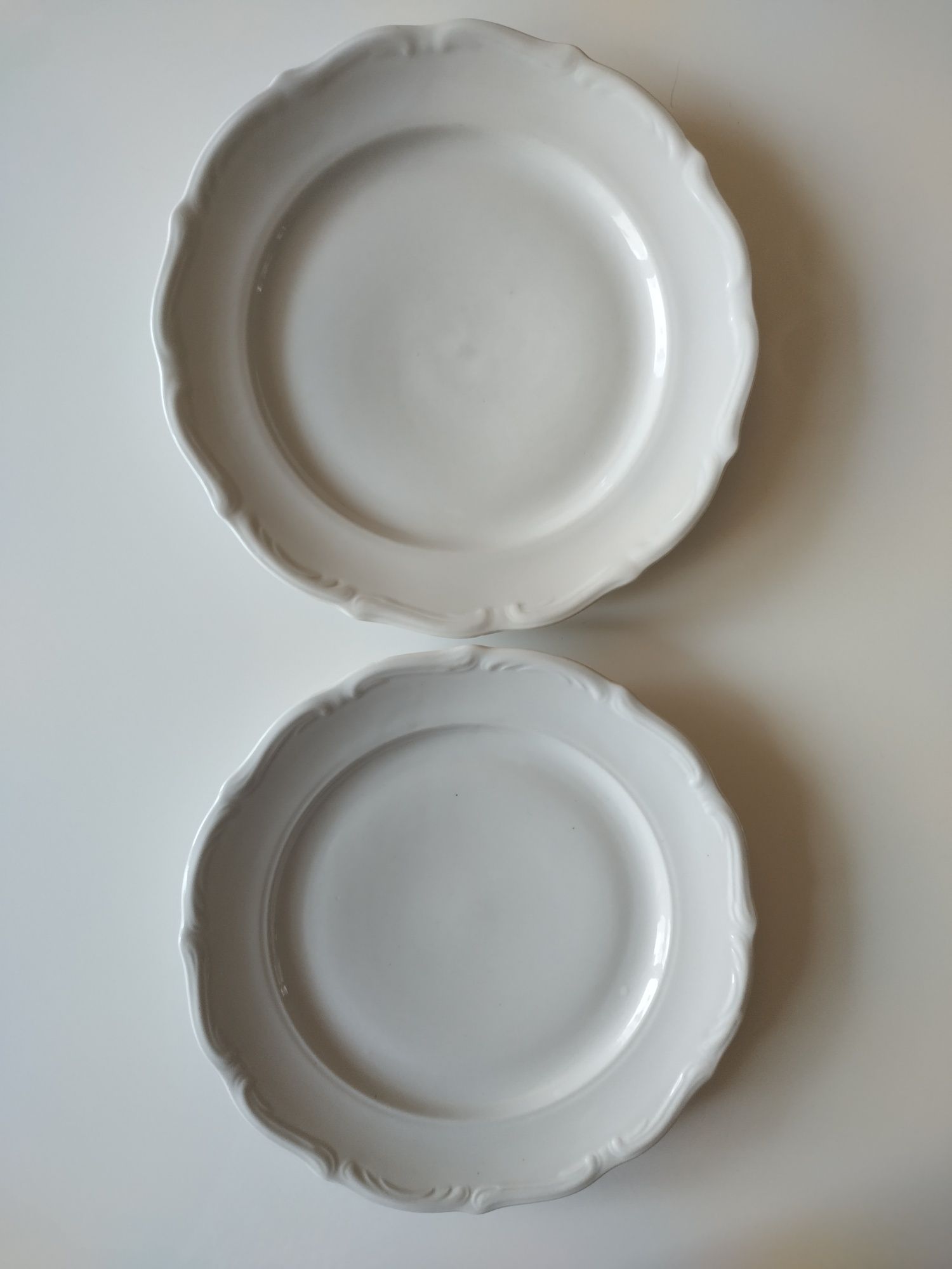 Tłoczona porcelana Wałbrzych dwa talerze obiadowe patery