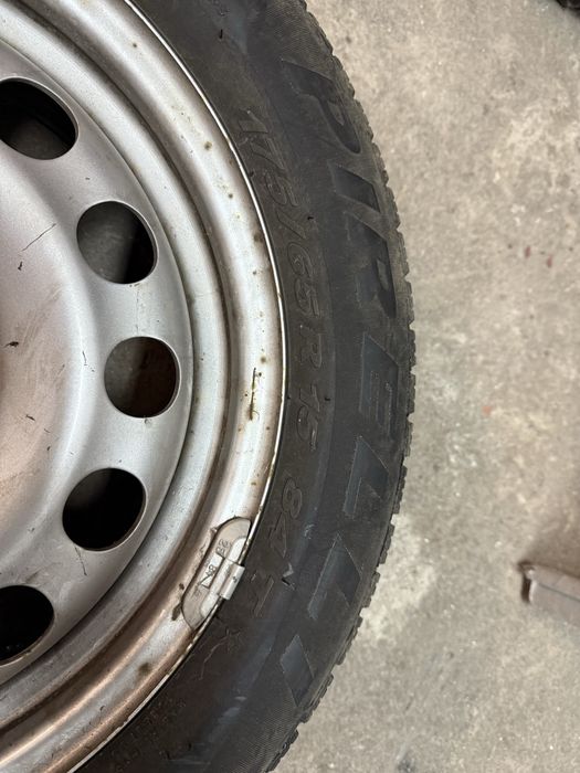 Felgi 4x100 z oponami zimowymi Pirelli 175/65 R15 zimowe