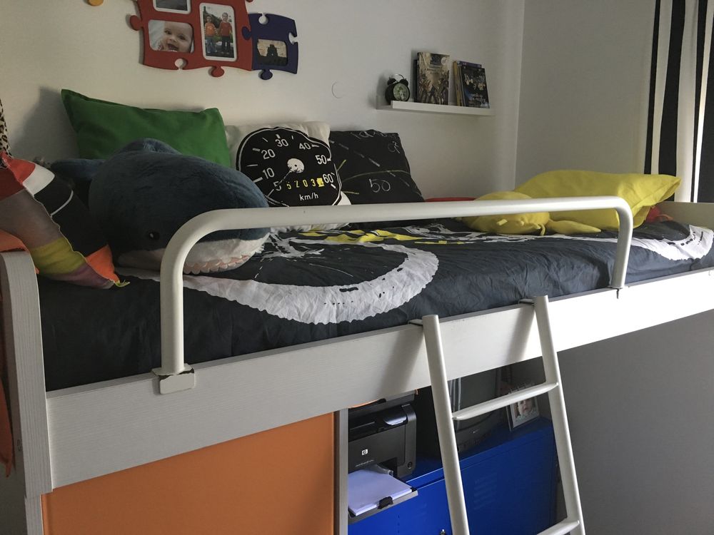 Cama beliche com armário e colchão