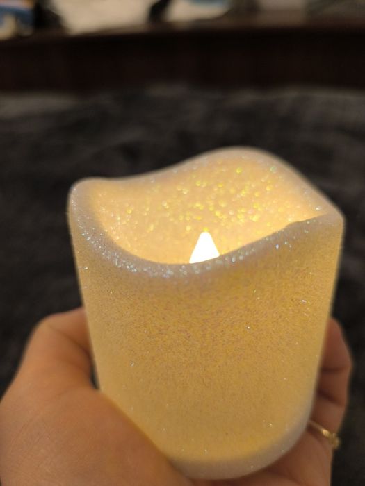 Śliczna brokatowa świeca na baterie w kolorze białym, aaa