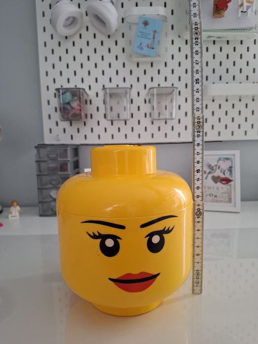 Pojemnik na lego głowa.