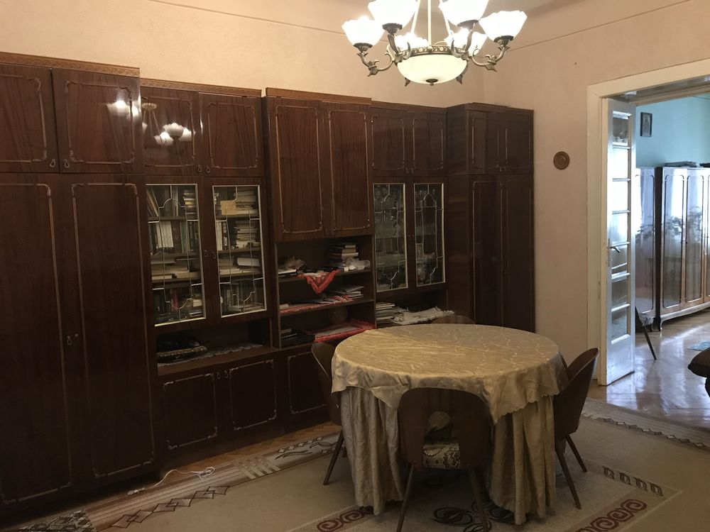 Продам стінку б/в 4,5м  та тумбу під телевізор..Самовивіз.
