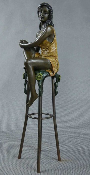 AKT Kobieta siedząca na krześle pozująca BRĄZ figura RZEŹBA 26,5 cm