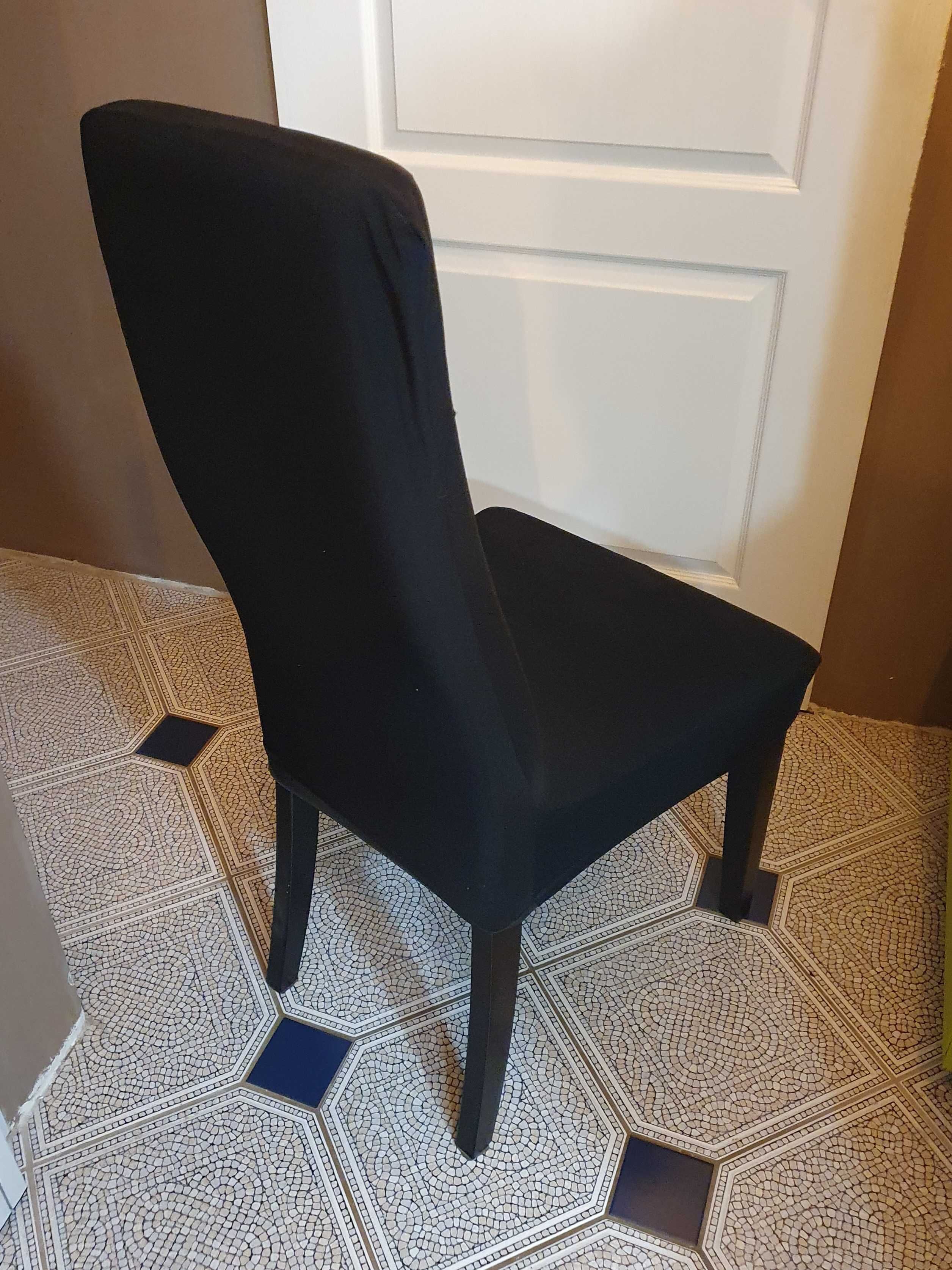 Krzesła z czarnymi pokrowcami