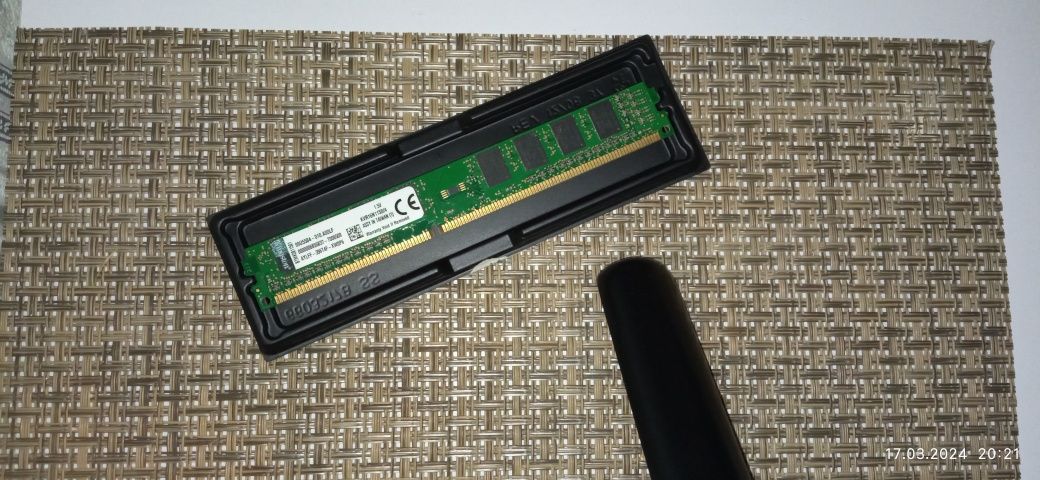 4 ГБ DDR3 Kingston 1600 МГц, PC3-12800 1.5 В, CL11, KVR16N11S8/4