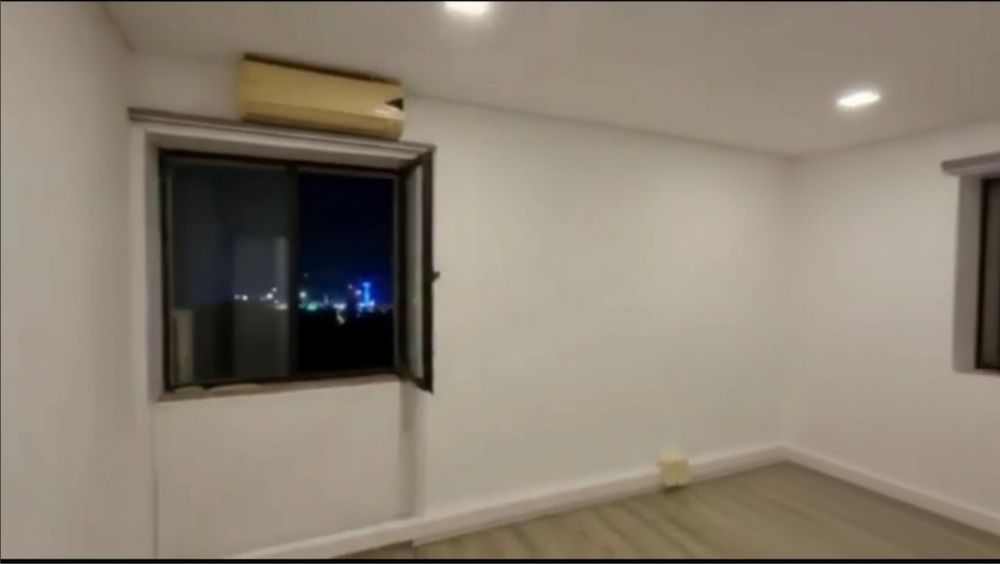 Escritório com duas salas independentes.