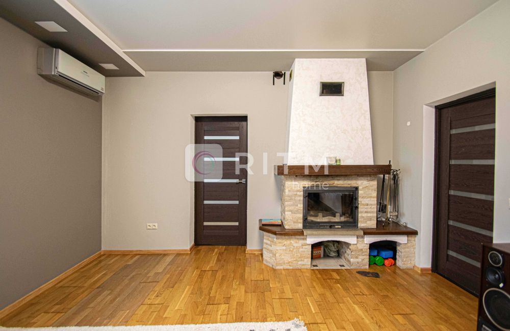 Продається  2-рівневий будинок з загальною площею 190м2