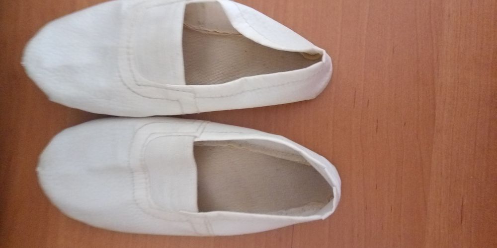Продам чешки білого кольору та балетки чорного кольору