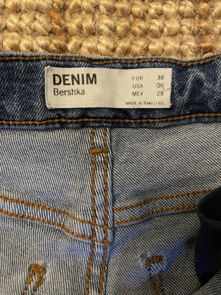 Dzinsy Bershka z dziura 38