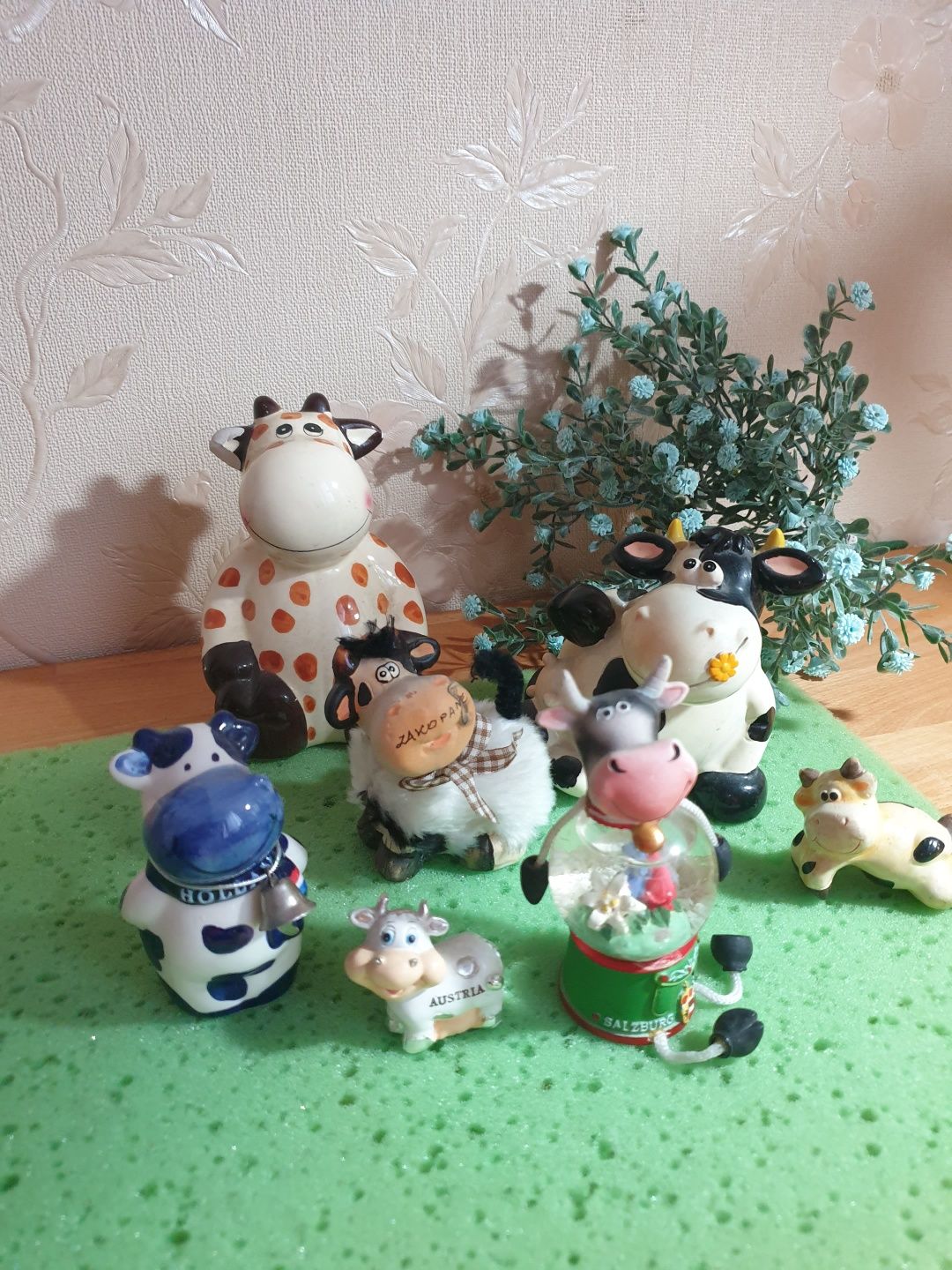 Колекція фігурок корів