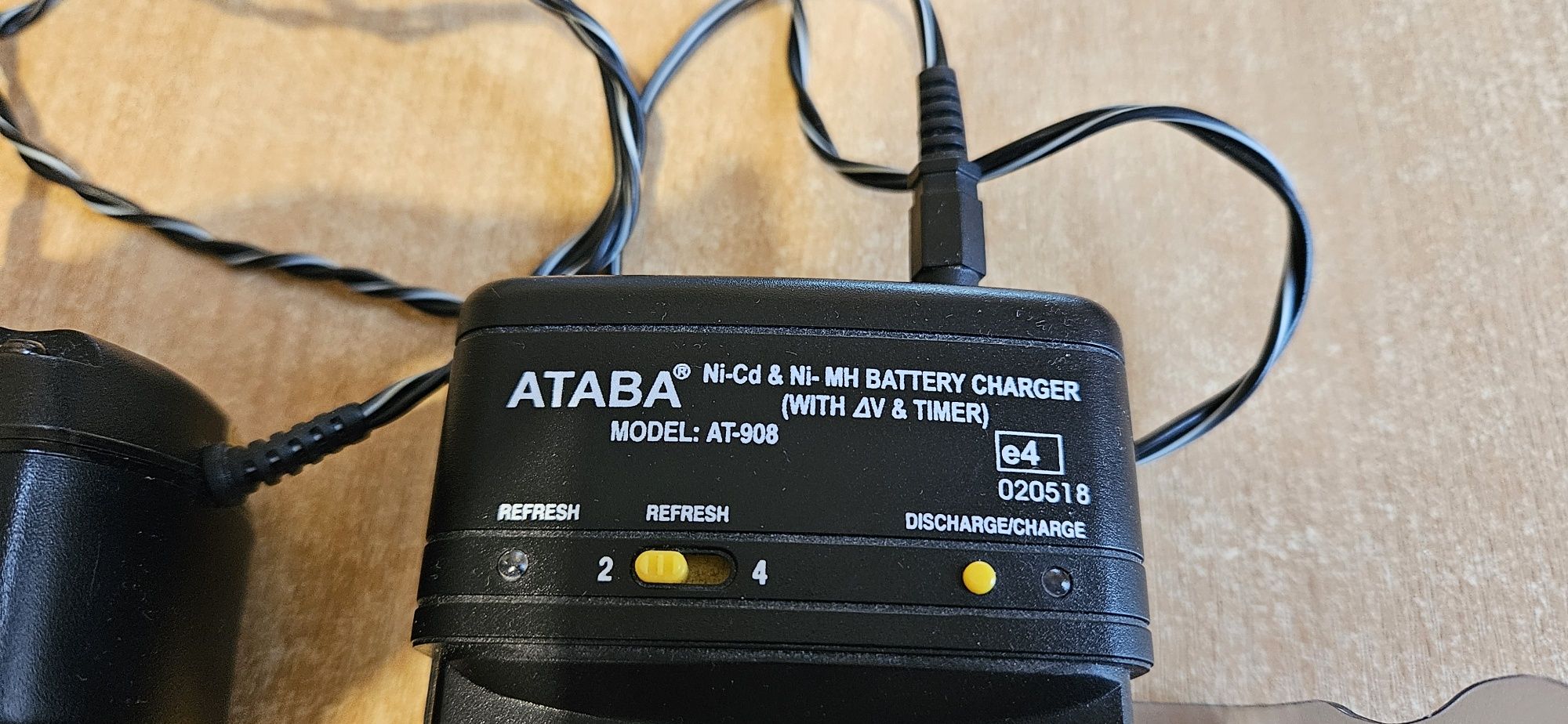 Зарядний пристрій ATABA AT-908 для акумуляторів АА/ААА розміру
