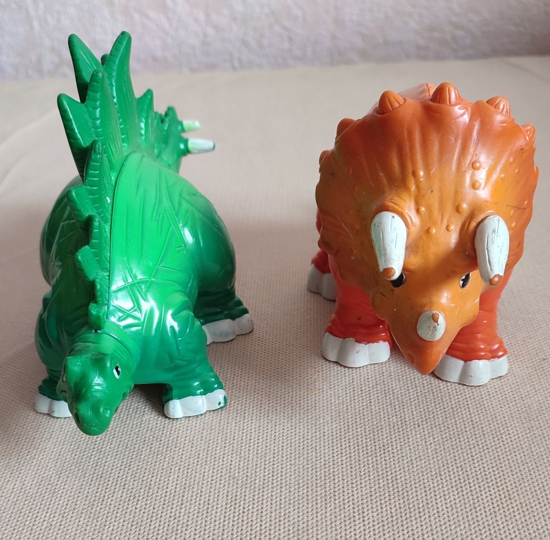 Пластмасові іграшкові динозаври