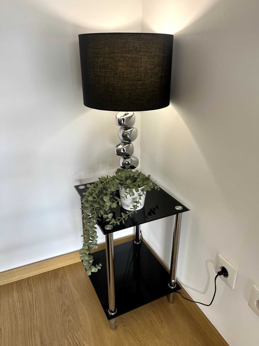 Mesa de apoio - vidro preto e pernas metal