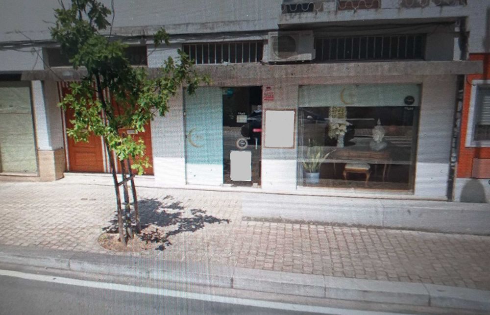 Arrenda Loja na Av. da Carvalha, em  Fãnzeres para Comércio/Serviços