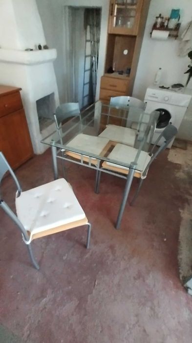 Mesa de cozinha com 4 cadeiras em bom estado