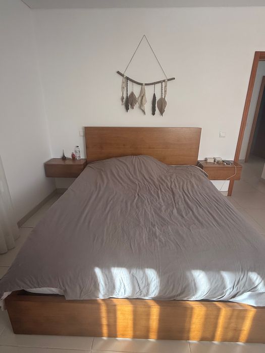 Cama com estrado elevatório + 2 mesinhas de cabeceira