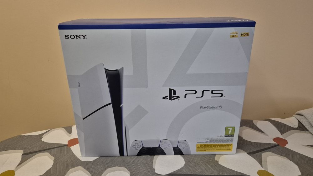 Playstation 5 з двома джойстиками та грою