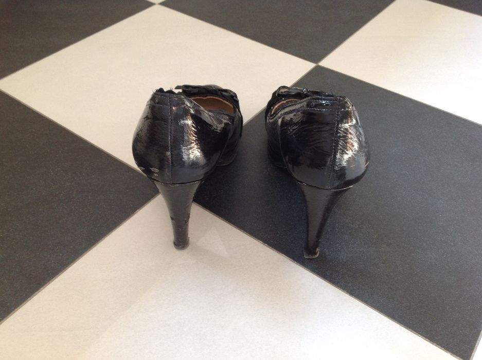 Czarne lakierowane skórzane buty Simple na obcasach z kokardkami