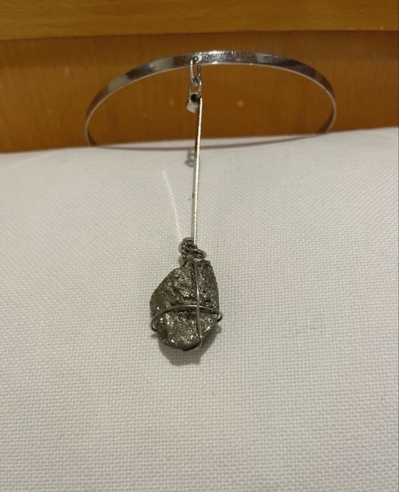 Pendente em pedra com armação metalica