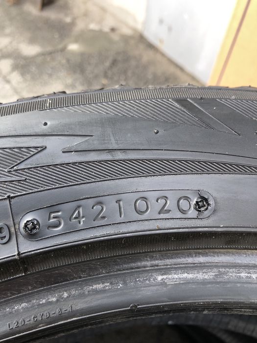 Зима TOYO 235/55 R20 102H 4шт