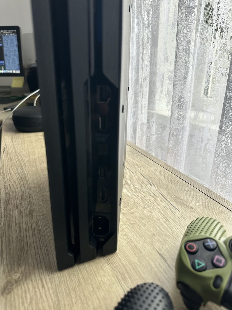 Sony PlayStation 4 Pro 1TB + 2 Джойстика