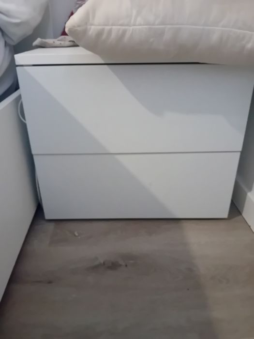 Cama, movel e mesas de cabeceira