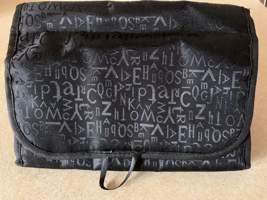 Rozkładana wisząca czarna kosmetyczka