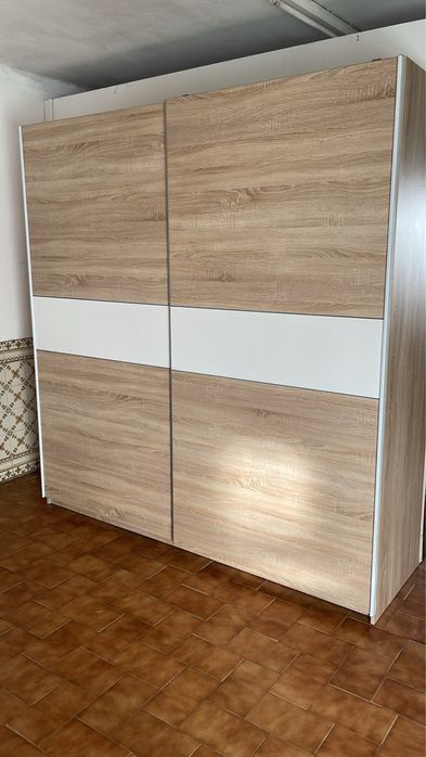 Roupeiro com  duas portas  de correr