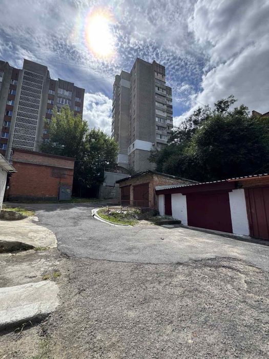 Продаж Гаражу театральна